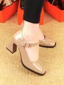 รองเท้าส้นหนาสำหรับผู้หญิง สไตล์ลำลอง หนังแท้ หัวเหลี่ยม หัวเข็มขัด ฤดูใบไม้ผลิและฤดูร้อน รองเท้าส้นเดี่ยว รองเท้าส้นแบน