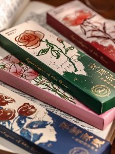 เข็มขัดหนังสือลายดอกกุหลาบ วัสดุกระดาษ ของขวัญสร้างสรรค์ วิทยาลัย ศิลปะ เรียบง่าย สไตล์ย้อนยุค หนังสือ แผ่นหนังสือ หัวเข็มขัดหนังสือ