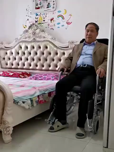 รถเข็นนั่งเข็มขัดนิรภัยแบบพับสำหรับผู้สูงอายุแบบพกพาการเดินทางน้ำหนักเบาเป็นพิเศษรถเข็นเบาะคู่พร้อมห้องน้ำ รถเข็นผู้ป่วย