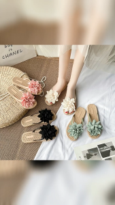 Summer new gentle style flower flip flops with woven grass bottom anti slip and lightweight beach womens sandals