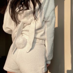 หูกระต่ายสีขาวชุดนอนบ้านนุ่มนุ่มพร้อมกางเกงขาสั้นลูกบอลหางและกางเกงขายาวชุดสามชิ้นสําหรับผู้หญิง