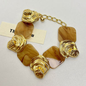 2025 New Vintage Tortoiseshell Resin Metal Splicing Necklace Adjustable Clavicle Chain Womens Fashion Jewelry Lockbone Chain