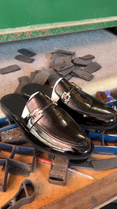 Giày Sục nam da bóng đế tăng thêm 3cm dập vân hoạ tiết đà điểuđính phụ kiện đai ngang bắt mắt