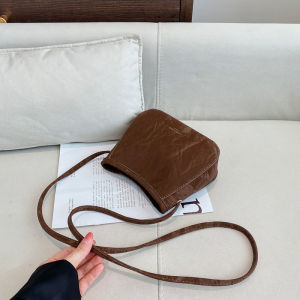 กระเป๋าสะพายข้างแบบสะพายข้างสไตล์ฤดูร้อนใหม่สำหรับผู้หญิง ปี 2025 กระเป๋าถือทรงถัง กระเป๋าใส่โทรศัพท์มือถือ กระเป๋าสะพายไหล่ข้างเดียว