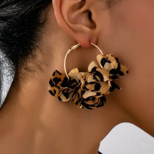 A Pair of Fashionable Hoop Earrings for Women Elegant Floral Fabric Earrings Suitable for Womens Daily Wear Parties and Holiday Gifts