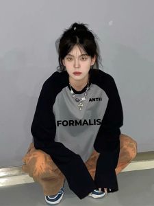 เสื้อยืดคอกลมแขนยาวผ้าฝ้ายแท้สำหรับผู้หญิง ฤดูใบไม้ผลิและฤดูใบไม้ร่วง สไตล์อเมริกันหลวมๆ ชั้นในสีบล็อก เสื้อตัวบน