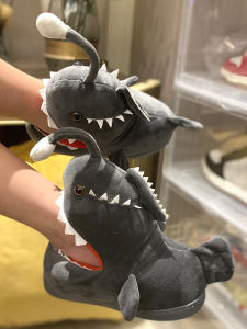 รองเท้าแตะผ้าฝ้ายสัตว์น่ารักสำหรับเด็ก รองเท้าแตะผ้าขนแกะฤดูหนาวสำหรับคู่รัก รองเท้าแตะลายการ์ตูนสัตว์ฉลามที่สว่างขึ้นในเวลากลางคืน รองเท้าแตะบ้านสำหรับผู้ใหญ่และเด็ก