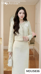 Set váy dạ tweed MDU5836 mang màu kem là biểu tượng của vẻ đẹp thanh lịch và quý phái. Set được chế tác từ chất liệu dạ twe