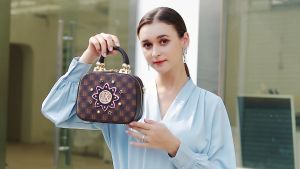 กระเป๋าแบรนด์แท้ LK ทรงกล่องหน้าดอกไม้ (LK59) สำหรับทุกๆ รูปหน้าดิจิทัล - ประกาย 24 ชั่วโมง