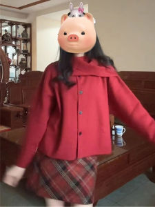 ชุดเดรสสีแดงถักสไตล์เกาหลีสำหรับผู้หญิงในช่วงฤดูหนาวและวันปีใหม่ ชุดสองชิ้น กระโปรงทรงเอ แขนยาว เอวเข้ารูป เสื้อผ้าทำงานสำหรับผู้หญิง