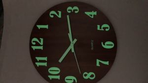 Đồng hồ dạ quang treo tường 30CM mặt gỗ tròn độc đáo kim trôi êm ái không tiếng động DHTT