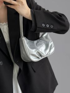 กระเป๋าสะพายข้างแบบสี่เหลี่ยมแบนสีเงิน กระเป๋าแฟชั่น กระเป๋าคลัตช์แบบพับได้ กระเป๋าสี่เหลี่ยมแบนขนาดเล็กสำหรับผู้หญิง