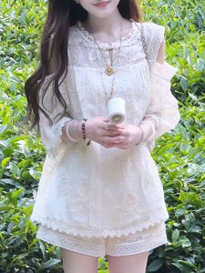 Shalldoer | Bộ đồ hai mảnh thời trang giảm tuổi cho nữ mùa hè 2025 phong cách Hàn Quốc ren hở vai tay ngắn quần short cạp cao