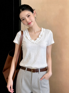 Basic House | Ruffled Edges V-Neck Fitted T-shirt