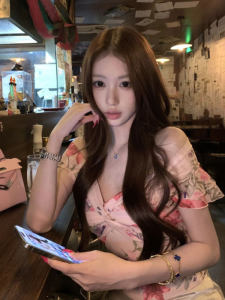 Unique Beautiful V-neck One-shoulder Floral Shirt Slim-fit Summer Top for Young Women Short Sleeve Printed Casual Shirt