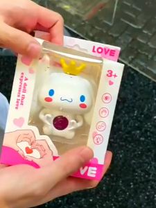 ตุ๊กตาพูดได้ ซินามอโรล Cinnamoroll มีไฟเรืองแสง พวงกุญแจพูดได้ จี้ตุ๊กตาการ์ตูน ของขวัญปีใหม่ ของขวั วันวาเลนไทน์ แฟนสาว อุปกรณ์ของขวัญ