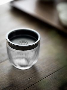 ชามชาแก้วโปร่งใสพร้อมฝา ชามชาขนาดเล็ก ถังขยะชา ถังชาขนาดเล็ก ถังชาทะเล วัสดุแก้ว ความจุขนาดเล็ก รูปทรงกลม