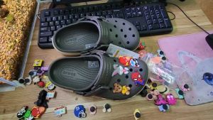 DÉP SỤC CROSS NHỰA ĐI MƯA DUET MAX II CLOG  CHUẨN XỊN FULL BOX MÀU XÁM TẶNG 10 STIC