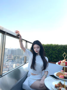 ชุดเสื้อและกางเกงแขนสั้นผ้าลูกไม้โปร่งลายดอกไม้ DOGGYQIN ฤดูร้อน 2025 ชุดสองชิ้น ผ้าลินิน คอตตอน แขนสั้น ทรงหลวม กระโปรงสั้น