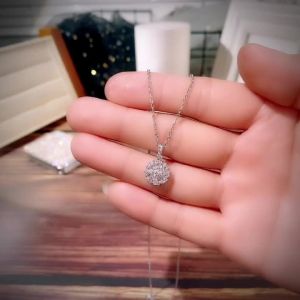 Huitan Exquisite Womens CZ Pendant Necklace Romantic Flower Shaped Bridal Wedding Accessories High Quality Silver Color Jewelry