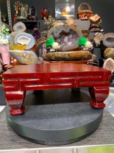 Tall solid wood base📌 Randomly shipped (Note: Each base may have a size variation of 1cm-3cm)Height: 12.5cmWidth: 31cm x 27cmApproximate weight: 1.6kg🪵高脚实木底座 📌随机发 (注明: 每个底座可能会有1cm-3cm尺寸差距)高height: 12.5cm 宽width: 31cm x 27cm 大约重around wei