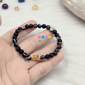 “พราว” สร้อยข้อมือ หินดวงตาสวรรค์ (Eye Agate) 🖤🖤 หินแห่งชัยชนะ ขนาดหิน 6 มิล + ปี่เซี๊ยะชุบทองหลังคริสตัล ขนาดยาว 1.2 ซม. เรียกทรัพย์และเสริมความมั่งคั่ง