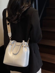 EERSHENSHI กระเป๋าทรงจีบลายจระเข้แบบใหม่สายสะพายไหล่กว้างหัวเข็มขัดแม่เหล็กหนังนิ่มกระเป๋าสะพายไหล่สะพายข้างแฟชั่นทุกวัน