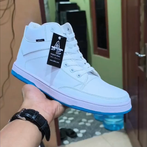 Aldhis Sepatu Putih Boots Pria Casual Sneakers Cowok Keren Trendy Kekinian buat Gaya dan Kerja Antislip