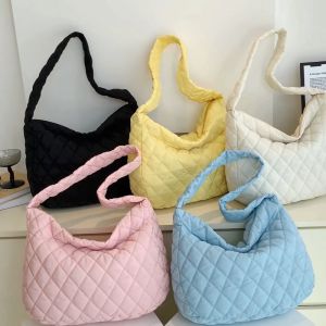 Ins-HOT⚡️ กระเป๋าถือ 2023 สำหรับผู้หญิง ลายรูม บั้งปรารถ หูหิ้วแข็งแรง สีเดี่ยว สะดวกสบาย สำหรับการสะพายไหล่