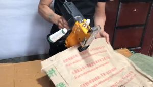 GK9-886 เครื่องเย็บกระสอบ 4ม้วน จักรเย็บผ้าไฟฟ้า แถมอุปกรณ์อะไหล่ และแถมด้ายฟรี รับประกัน 1 ปี