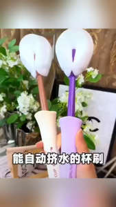TOP SHOP Extended handle design for deep cleaning of cups Suitable for cleaning glass cups. Scene: kitchen countertop.