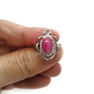 - แหวน เงินแท้ 92.5% งานส่งออก ฝังพลอยทับทิมสตาร์แท้ (กิมบ่เซี่ยง) 1 เม็ด ขนาด 7×10 มิล หนักประมาณ 5 กะรัต และฝังล้อมด้วยเพชรสวิส cz เกรด 5A หนัก 4.7 กรัม ใส่ไม่ซ้ำใครครับ