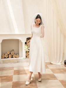 ชุดเดรสคอวีแขนกุดผ้าซาตินสีขาวสไตล์ฝรั่งเศส Sisu สำหรับผู้หญิง ชุดแต่งงานแบบเกาะอก ชุดราตรี ชุดเดรสยาวปานกลาง