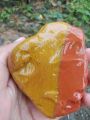 FOSIL KAYU WARNA KUNING DAN MERAH ALAMI KRISTAL. 