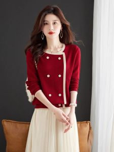 เสื้อสเวตเตอร์ถักสีแดงสไตล์ฝรั่งเศสสำหรับผู้หญิง ฤดูใบไม้ผลิ ฤดูใบไม้ร่วง ฤดูหนาว 2025 ใหม่ คุณภาพสูง เสื้อชั้นในสั้น คอตั้ง