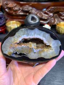 #johorbahru #crystal #agate 深美💯天然黑玛瑙钱袋子 黑皮金肉🫰金黄色爆花晶体 左侧底部还有一个满天星异象结晶✨ 非常稀少❤️收藏 附送实木底座🆓  玛瑙高raw height: 6.5cm  宽raw width: 10cm x 5cm  净重raw weight: 0.42kg 含底座高total height: 13cm  底座宽total height: 10cm x 8cm  总重totalweight: 0.8kg  📍Johor Bahru 区可自行取货或邮