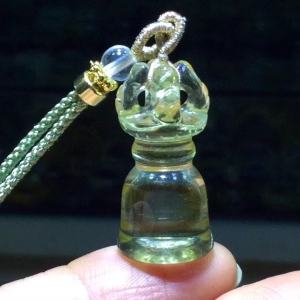 水晶 Pure natural yellow crystal diamond bell pendant. It can bring peace increase blessings extend longevity change and improve luck and fortune ward off evil spirits and protect against disasters. The hollow design makes it extremely exquisite.