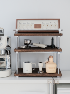 ชั้นวางของสำนักงานสไตล์ย้อนยุค ชั้นวางของสำหรับโต๊ะทำงาน ชั้นวางของหลายชั้น ชั้นวางของสไตล์อุตสาหกรรม ชั้นวางของสำหรับแก้วกาแฟ