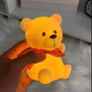 ไฟกลางคืนข้างเตียงหวานและน่ารักป้องกันดวงตานอนหลับแสงห้องนอนไฟห้องนอนหลับรุ่นแบบแบตเตอรี่น่ารักรูปหมีพีชโคมไฟตั้งโต๊ะ