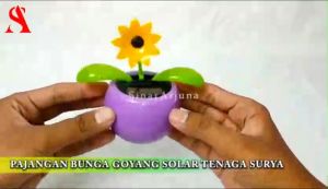 Pajangan Solar Bunga Goyang Flip Flap Tenaga Solar Hiasan Pajangan Mobil Dashboard Car Kembang Joget