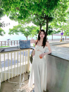 ชุดเดรสยาวแขนกุดสีขาว ทรงเอ คอวี สไตล์วันหยุด กระโปรงยาวคลุมเข่า เดรสยาวคลุมเข่า ชุดเดรสสีขาว สไตล์เรียบง่าย