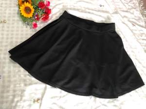 กระโปรงสีดำ ทรงเอ ซับในเป็นกางเกงขาสั้น เอวยางยืด