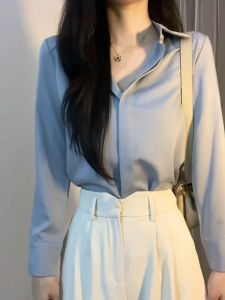 เสื้อเชิ้ตผ้าซาตินสีน้ำเงินและเทาสำหรับผู้หญิง ฤดูใบไม้ผลิและฤดูใบไม้ร่วง ดีไซน์ใหม่ ระบายอากาศได้ดี สวมใส่สบาย เสื้อเชิ้ตทรงเข้ารูปสำหรับทำงาน