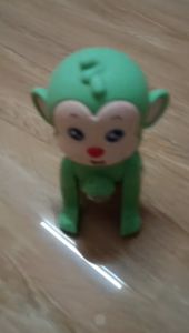 Đồ chơi Khỉ con chạy pin biết nhảy có đèn phát sáng và có nhạc hát vui nhộn cho bé dắt đi dạo. Kích thước: 16.5*16.5*10.5 cm