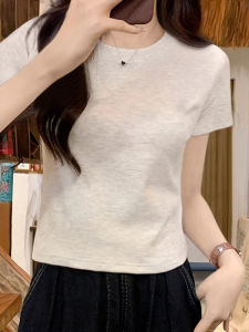เสื้อยืดแขนสั้นทรงสลิมฟิตสำหรับผู้หญิง ฤดูร้อนปี 2025 ทรงไหล่ ทรงหวานและเผ็ด ทรงเข้ารูป ความยาวปกติ สีขาวเทา