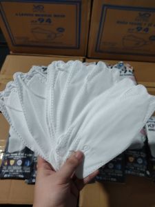 Thùng Khẩu trang cua trắng và cá kf94 300 cái/ 30 bịch nhiều màu sắc.