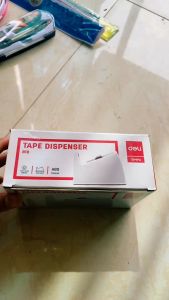 Dụng cụ cắt băng dính để bàn Deli 810- cắt băng dính nhỏ gọn dễ sử dụng