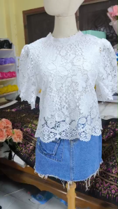 So Hot Issue เสื้อลูกไม้สีขาว เสื้อขาวใส่งานบวช ใส่ทำบุญ ใส่ไปวัด Freesize อก 42 ยาว 25 นิ้ว No.9895 ส่งฟรี มีบริการเก็บเงินปลายทาง