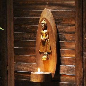 ผนังไม้จริงแขวนเทียนป้องกันลมเทียนวินเทจโบราณประดับโบราณเหมือนเชิงเทียนจมูก