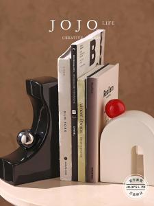 Elegant Modern Ceramic Tabletop Decorations Artistic Bookends Minimalist Luxury Home Accessories Green Hat Unique Piece